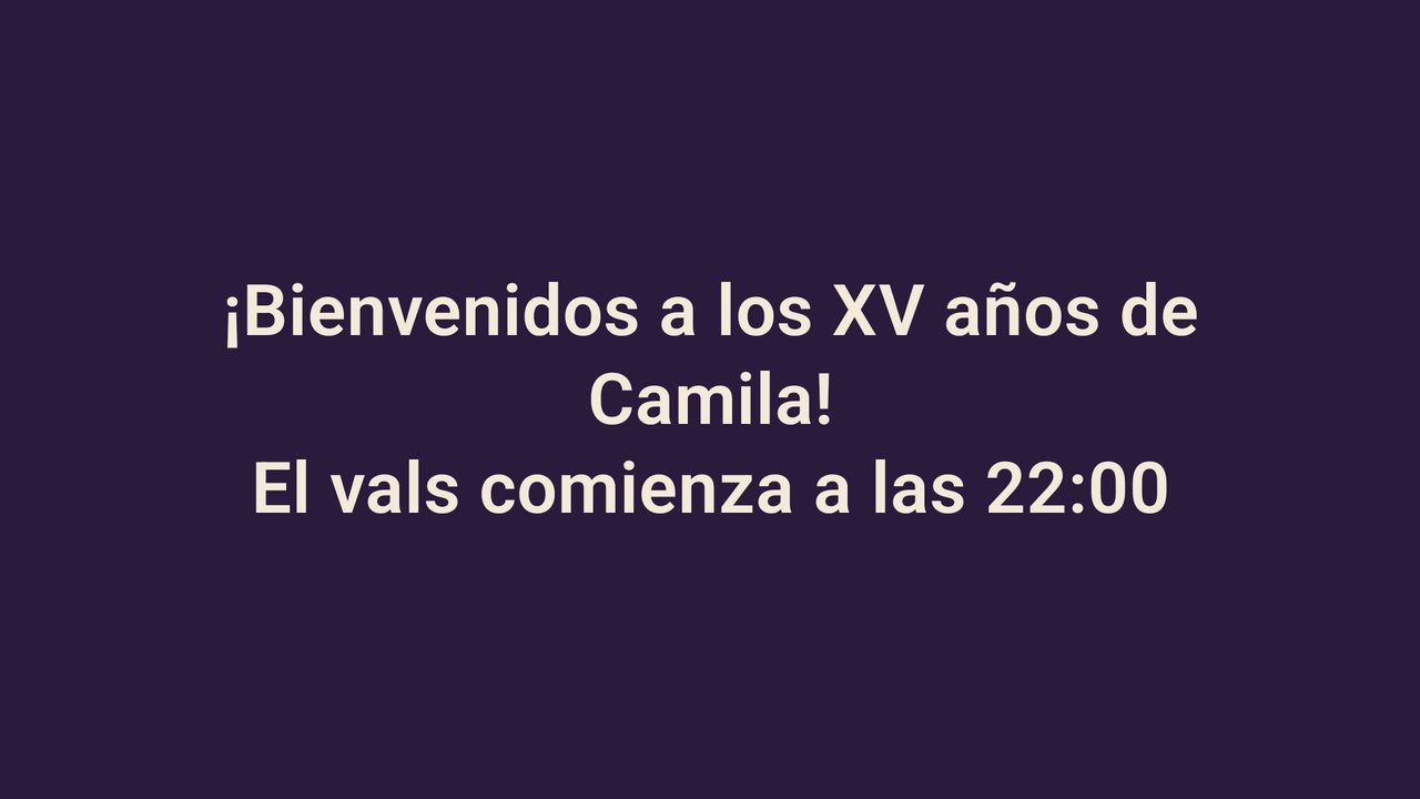 Televisor con un aviso en español: bienvenidos a los XV años de Camila, el vals comienza a las 22:00.