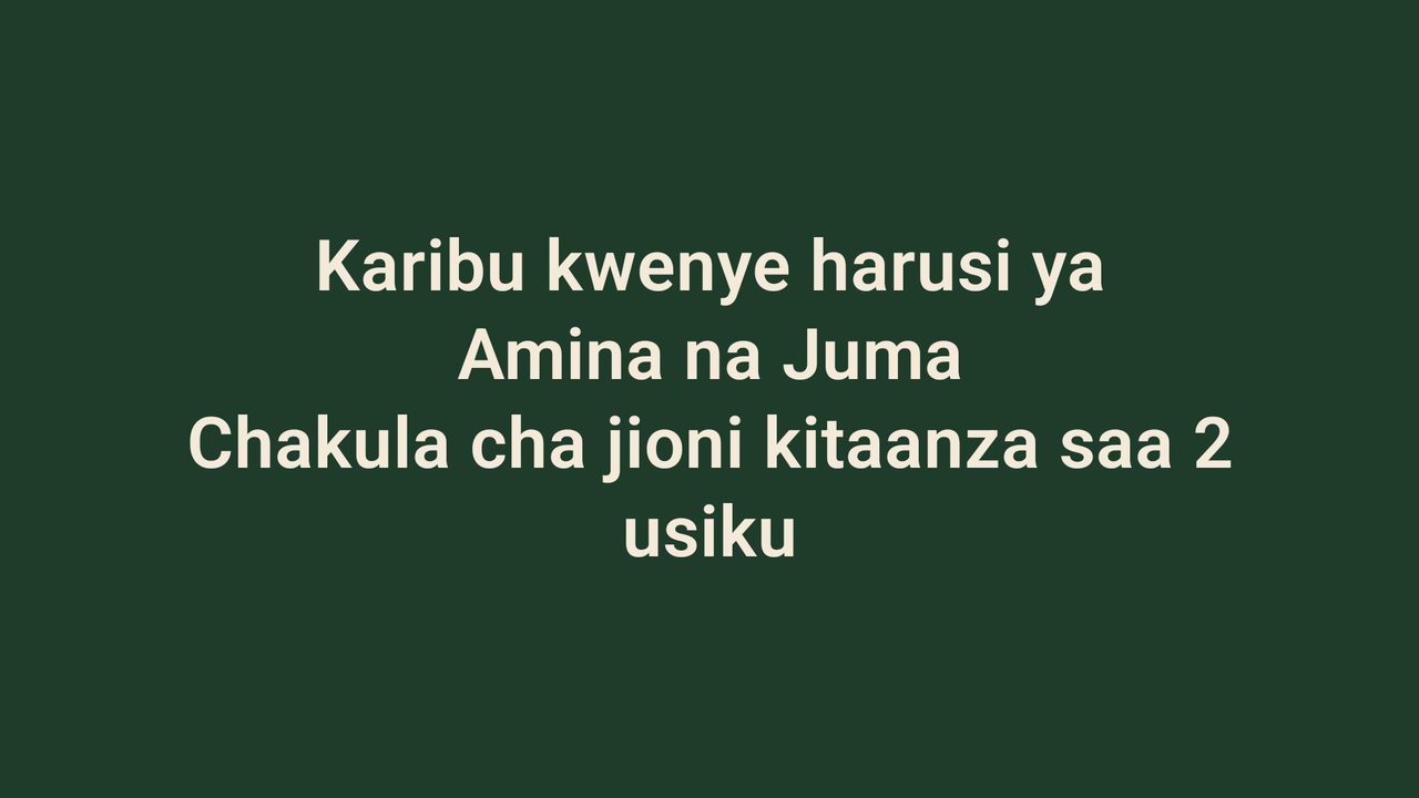 TV ya ukumbi ikionyesha makaribisho kwa Kiswahili: karibu kwenye harusi ya Amina na Juma, chakula cha jioni kitaanza saa 2 usiku.